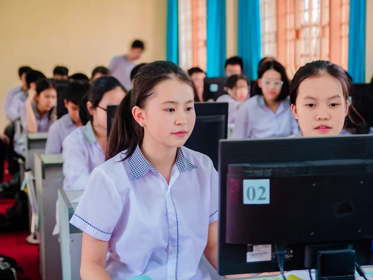 学生使用电脑学习(图库主题配图,非本基金会项目现场)